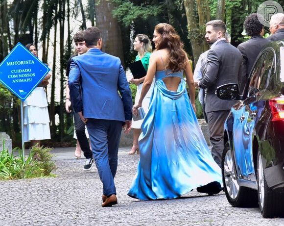 Vestido de Juliana Paes tem decote fluido nas costas em casamento de Ale de Souza neste domingo, dia 01 de dezembro de 2019