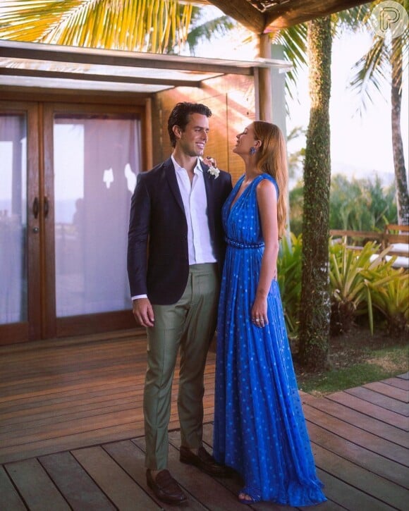 Para um casamento em setembrom, Marina Ruy Barbosa apostou na trend da estampa de poá em um vestido longo azul bem vibrante
