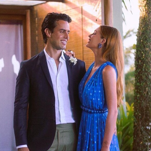 Para um casamento em setembrom, Marina Ruy Barbosa apostou na trend da estampa de poá em um vestido longo azul bem vibrante