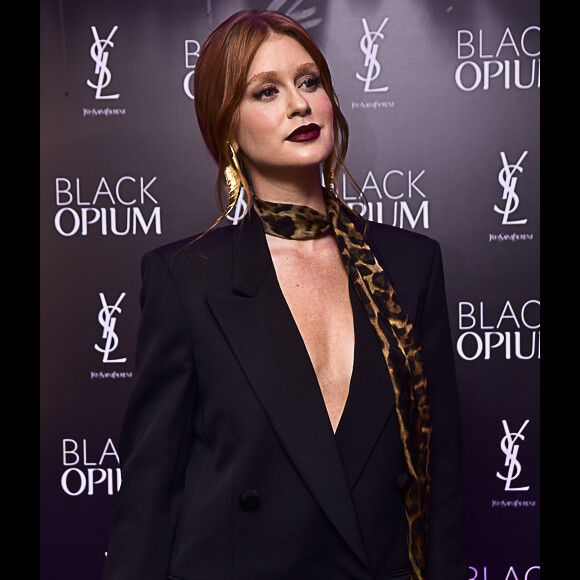 Marina Ruy Barbosa apostou no lenço de oncinha para dar um toque fashion ao look de alfaiataria