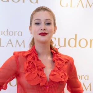 Monocromática: em um evento de moda e beleza, Marina Ruy Barbosa combinou calça, blusa e batom em tons de vermelho alaranjado