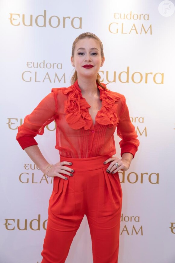 Monocromática: em um evento de moda e beleza, Marina Ruy Barbosa combinou calça, blusa e batom em tons de vermelho alaranjado