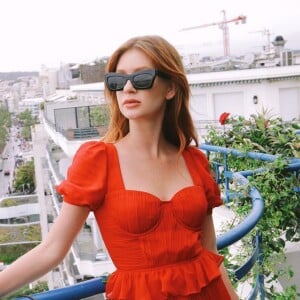 O vestido longo vermelho de babados e manguinhas bufantes usado por Marina Ruy Barbosa foi um dos looks usados durante sua viagem à França para o Festival de Cannes