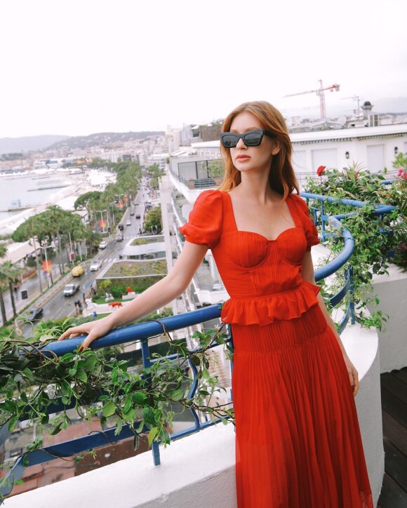 O vestido longo vermelho de babados e manguinhas bufantes usado por Marina Ruy Barbosa foi um dos looks usados durante sua viagem à França para o Festival de Cannes