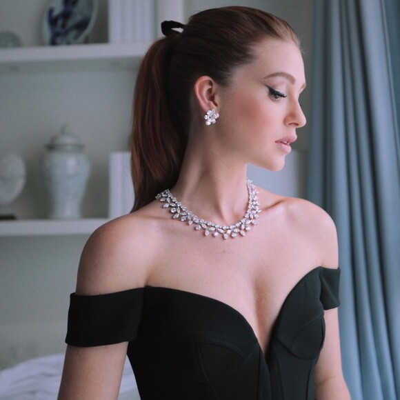 Um dos looks de Marina Ruy Barbosa para o Festival de Cannes foi o vestido preto com decote e mangas ombro. Para combinar, delineado gatinho preto bem poderoso