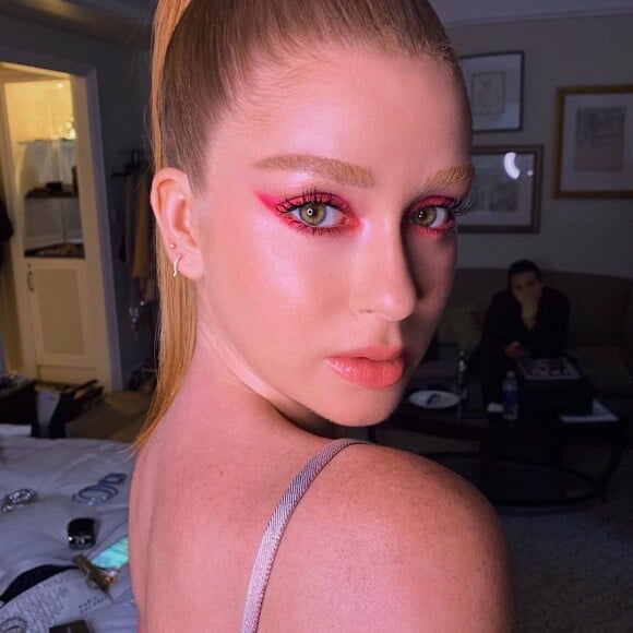 Em Nova York, na festa da grife de Rihanna, a Savage x FENTY, Marina Ruy Barbosa apostou no rabo de cavalo bem alto e make colorida, com sombra vermelha