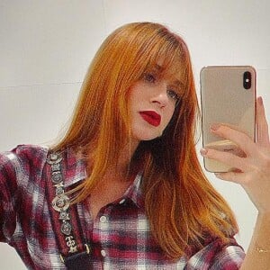 Camisa xadrez e batom vermelho combinando foi um dos looks de streetwear usados por Marina Ruy Barbosa este ano