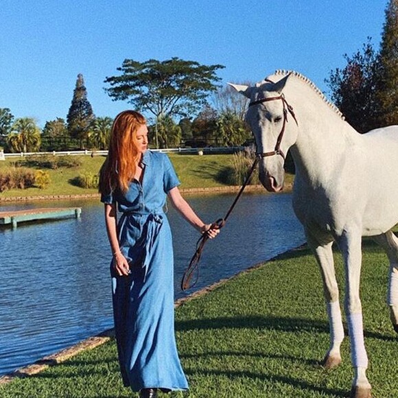 Hippie chic: em sua viagem aos Estados Unidos, em julho, Marina Ruy Barbosa apostou em um vestido longo azul