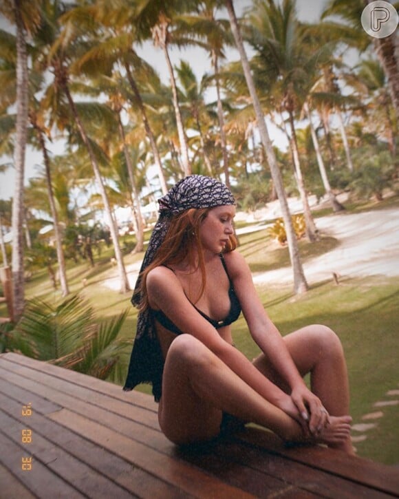 O lenço estampado na cabeça fez parte do beachwear de Marina Ruy Barbosa em 2019