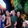 Para curtir festas com as amigas na França, em maio, Marina Ruy Barbosa apostou no vestido verde com brilho em paetês