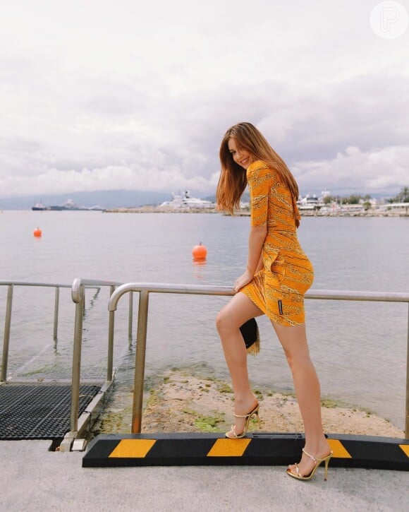 Para almoçar em Cannes, durante o Festival de Cinema, Marina Ruy Barbosa apostou em um look solar com vestido amarelo estampado