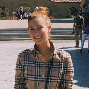 Em sua viagem aos Estados Unidos, Marina Ruy Barbosa apostou na clássica camisa xadrez tradicional da grife Burberry