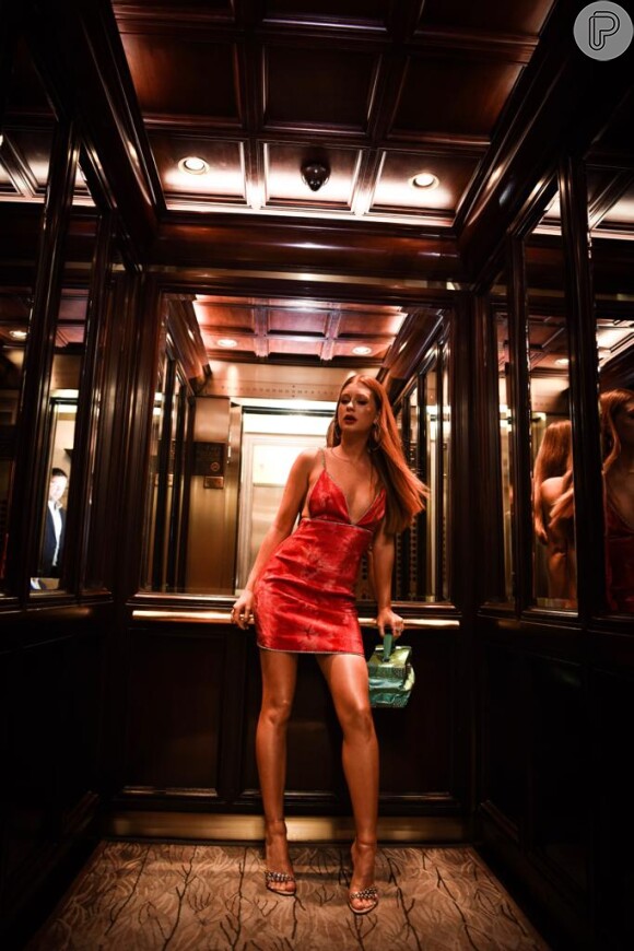 O slip dress vermelho de veludo usado por Marina Ruy Barbosa em Nova York foi um dos looks mais comentados da atriz em 2019