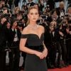Em um dos dias do Festival de Cannes, Marina Ruy Barbosa apostou em um elegante vestido preto com mangas ombro a ombro e cauda longa