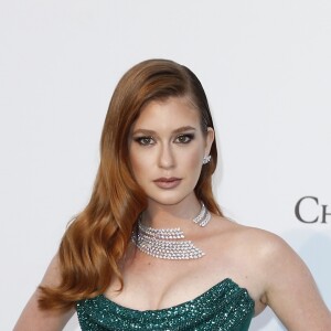 Marina Ruy Barbosa é fã de looks verdes e apostou no longo verde esmeralda da grife Vivienne Westwood para baile de gala beneficente da amfAR, na França