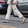 A sandália rasteira de amarrações é tendência no office look de verão. A dica é combinar com peças de alfaiataria, como o conjunto de calça e blazer