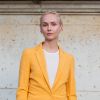 O blazer colorido é uma das maiores trends de moda do office look de verão