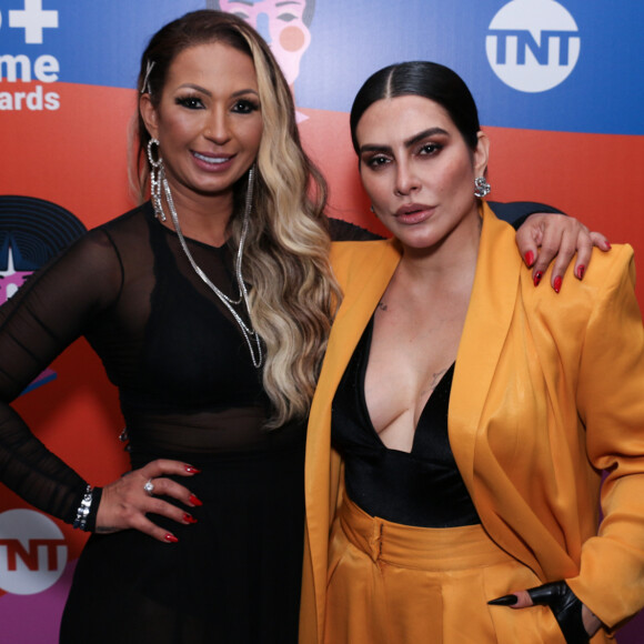 Cleo e Valesca Popozuda posam juntas em red carpet de premiação só para mulheres