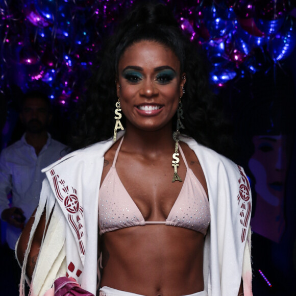 MC Rebecca protesta em premiação com brinco 'Sai, Racista'. Funkeira sofreu ataques na web ao se tornar a primeira mulher negra brasileira a entrar no top 100 mundial do Spotify