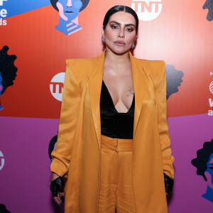 Cleo prestigia premiação só para mulheres com conjunto oversized e decote generoso