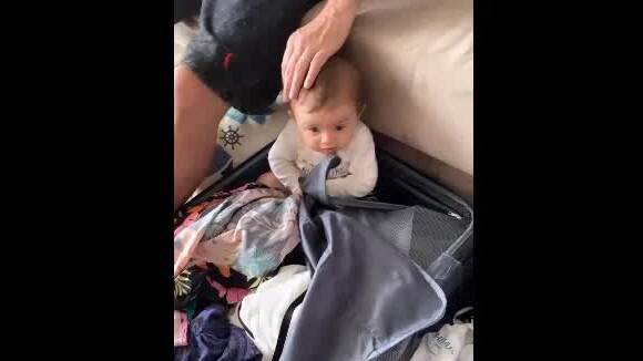 Filha de Thaeme, Liz, de 7 meses, divertiu a mãe ao ser filmada dentro de sua mala: 'Que bagunça é essa?'