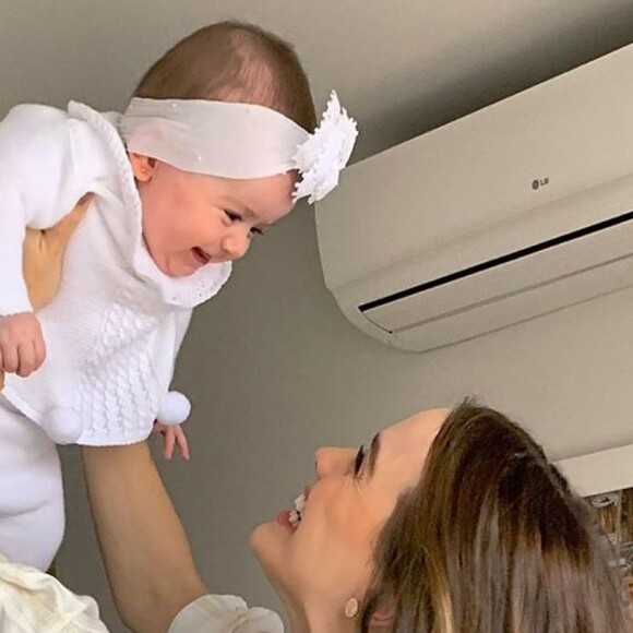 Thaeme Mariôto se encantou ao filmar a filha, Liz, dentro da sua mala de viagem: 'O que você está fazendo aí?'