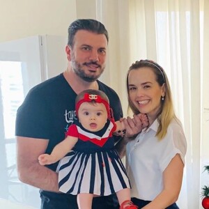 Filha de Thaeme Mariôto, Liz, de 7 meses, encantou seguidores da mãe ao aparecer em foto de família ao lado da árvore de Natal