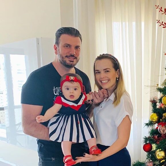 Filha de Thaeme Mariôto, Liz, de 7 meses, encantou seguidores da mãe ao aparecer em foto de família ao lado da árvore de Natal