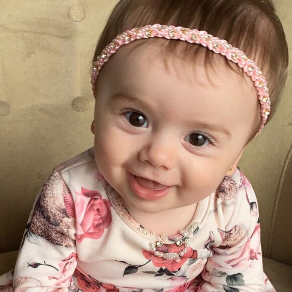 Filha de Thaeme Mariôto, Liz se divertiu brincando com o forro da mala de viagem da mãe