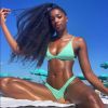 Moda praia: cantora Iza usou biquíni verde-água com calcinha no estilo asa-delta
