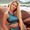 Moda praia das famosas: peças metalizadas são trend de verão e a modelo Yasmin Brunet posou com biquíni furta-cor em ensaio para sua parceria com a Hope Resort
