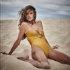 Moda praia das famosas: maiô dourado tomara que caia com recorte frontal de Alessandra Ambrosio valoriza o corpo para o verão 2020