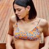 Moda de Bruna Marquezine: biquíni laranja estampado com corações faz parte da coleção lançada pela atriz em parceria com marca de beachwear