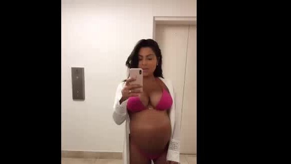 Mulher de Thammy Miranda, Andressa Ferreira mostrou o barrigão da reta final da gravidez em biquíni rosa neón