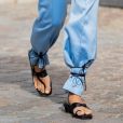 Amarrar a sandália de tiras por cima da calça é um truque de styling inventado pelas fashionistas gringas