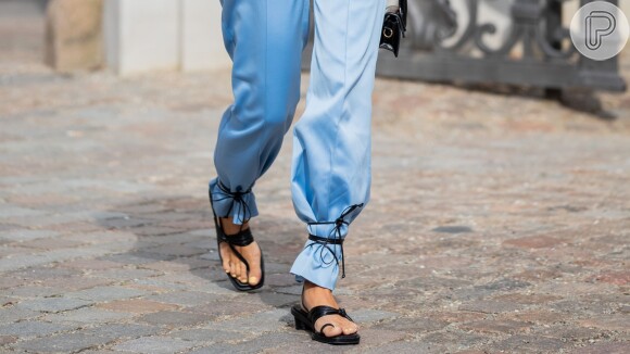 Amarrar a sandália de tiras por cima da calça é um truque de styling inventado pelas fashionistas gringas