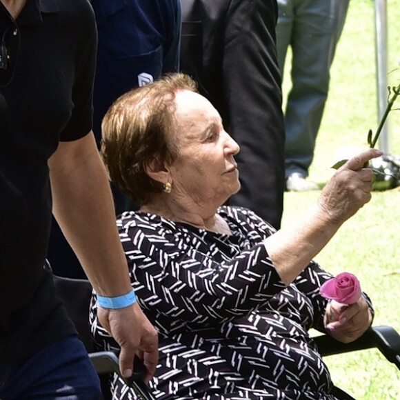 Mãe de Gugu Liberato, dona Maria do Céu recebeu telefonema de Silvio Santos após morte do filho caçula