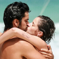 Agatha Moreira, de visual novo, troca beijos com Rodrigo Simas em praia. Fotos!