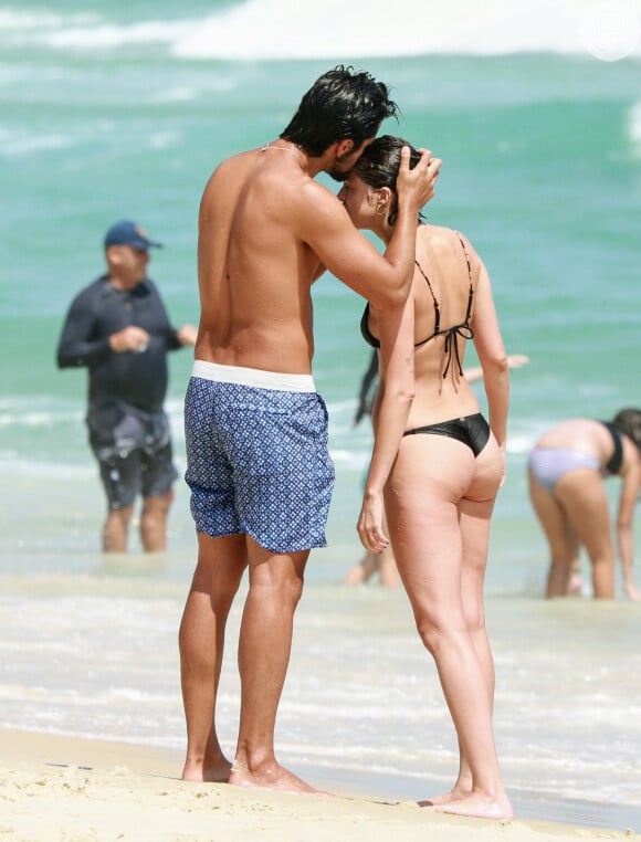 Agatha Moreira ganhou carinho do namorado, Rodrigo Simas, em dia de praia no Rio de Janeiro