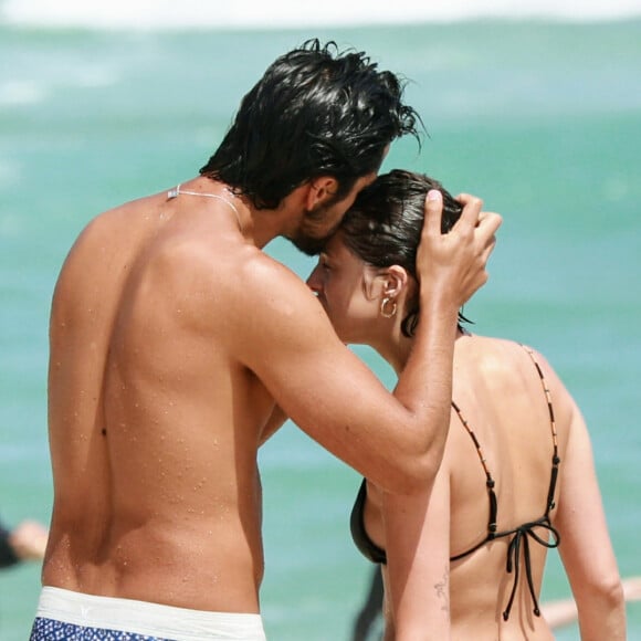 Agatha Moreira ganhou carinho do namorado, Rodrigo Simas, em dia de praia no Rio de Janeiro