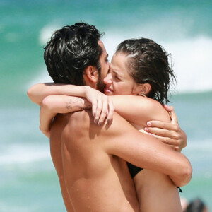 Agatha Moreira e Rodrigo Simas trocaram carinho em praia do Rio de Janeiro