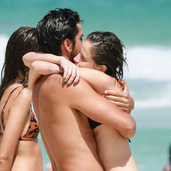 Agatha Moreira e Rodrigo Simas trocaram carinho em praia do Rio de Janeiro