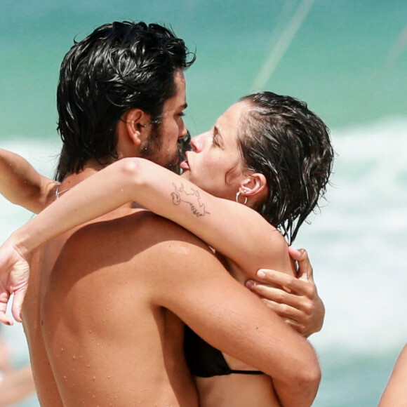 Agatha Moreira ganhou carinho do namorado, Rodrigo Simas, em praia do Rio