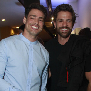 Cauã Reymond posa com o ator Alejandro Claveaux no Festival de Cinema do Rio