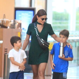 Juliana Paes foi vista com os filhos, Pedro e Antonio, em shopping do Rio de Janeiro