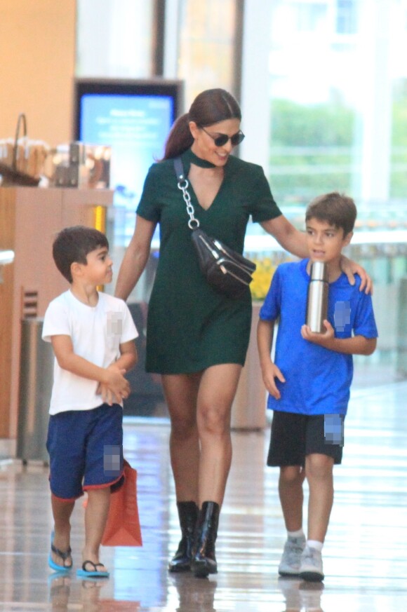 Juliana Paes foi vista com os filhos, Pedro e Antonio, em shopping do Rio de Janeiro