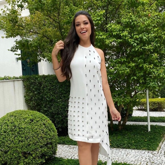 Thais Fersoza compartilha foto dos looks com fãs