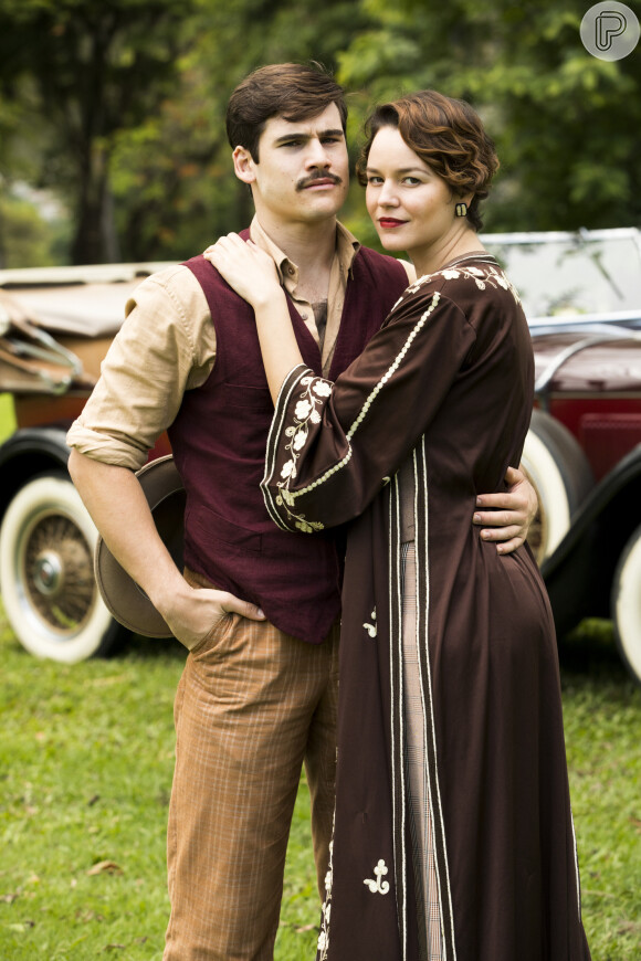 Adelaide (Joana de Verona) e Alfredo (Nicolas Prattes) enfrentam desafios para permanecerem juntos na novela 'Éramos Seis'