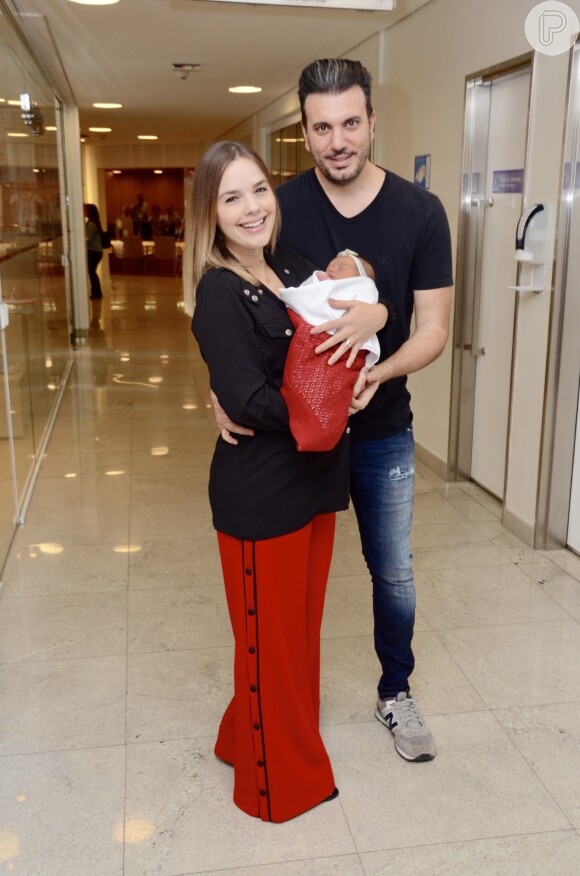 Thaeme, da dupla com Thiago, deu à luz Liz em abril de 2019