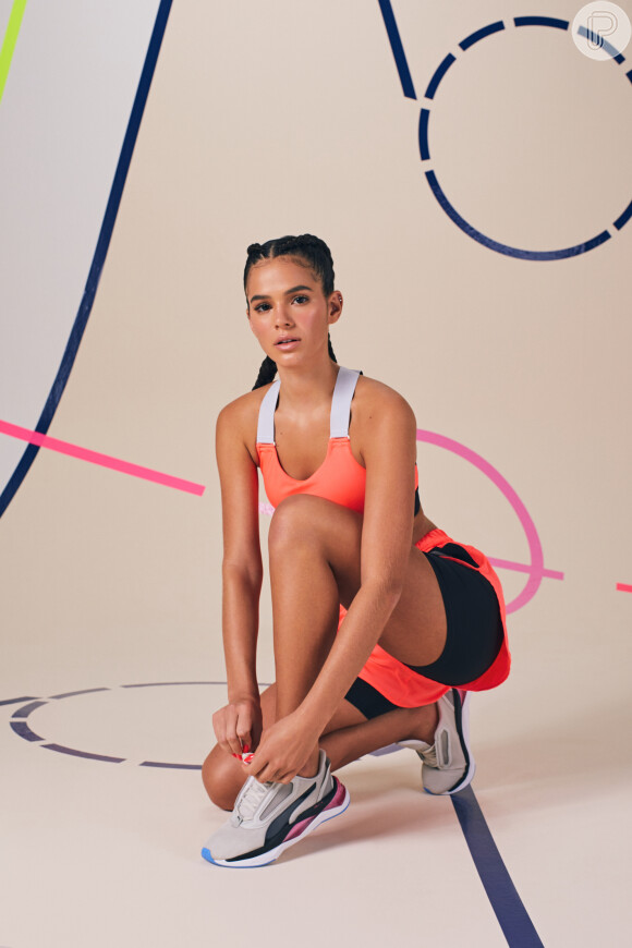 Bruna Marquezine exibe novo modelo LQDCELL Shatter XT Shift está à venda nas lojas esportivas por R$ 499,00
